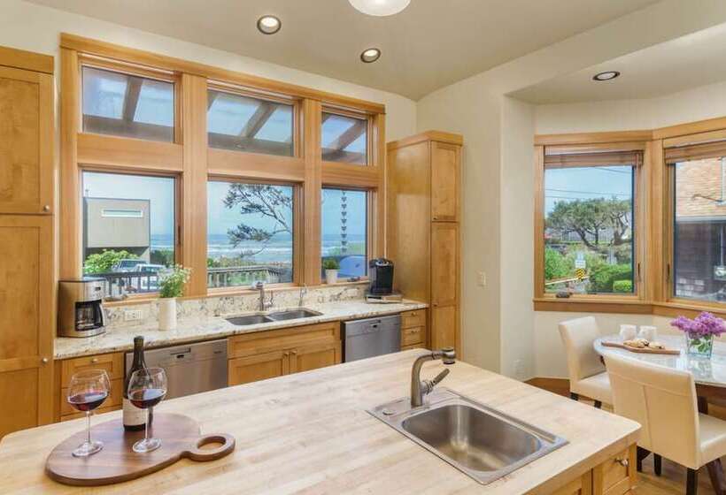 The Castle Rock Estate By Avantstay Steps From Arch Cape Beach W/ Hot Tub & Sauna