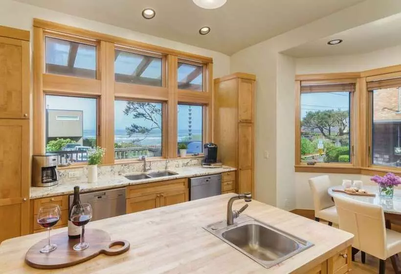 The Castle Rock Estate By Avantstay Steps From Arch Cape Beach W/ Hot Tub & Sauna