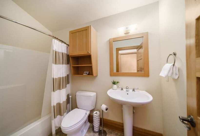 The Castle Rock Estate By Avantstay Steps From Arch Cape Beach W/ Hot Tub & Sauna