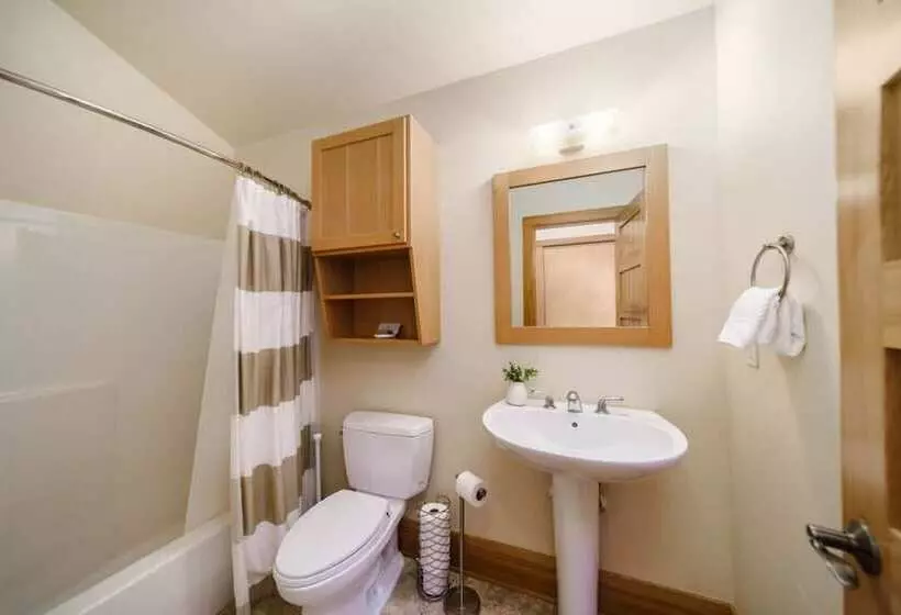 The Castle Rock Estate By Avantstay Steps From Arch Cape Beach W/ Hot Tub & Sauna