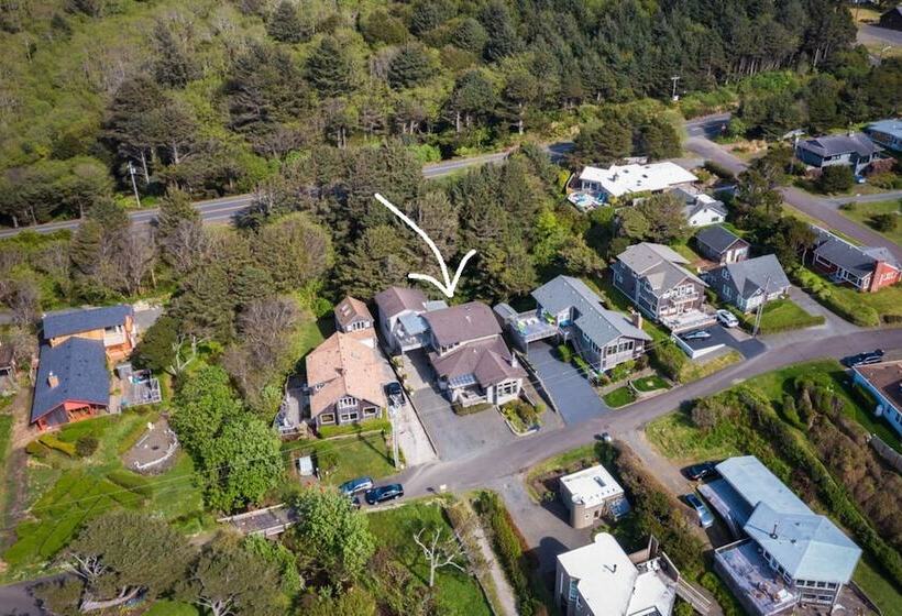 The Castle Rock Estate By Avantstay Steps From Arch Cape Beach W/ Hot Tub & Sauna