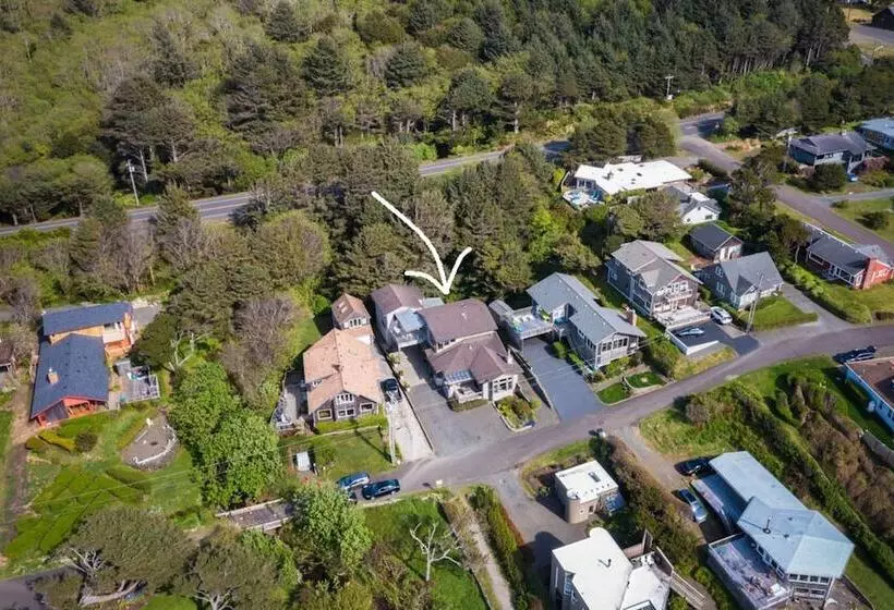 The Castle Rock Estate By Avantstay Steps From Arch Cape Beach W/ Hot Tub & Sauna