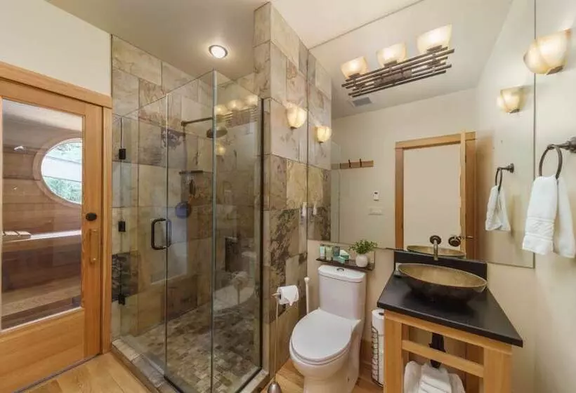 The Castle Rock Estate By Avantstay Steps From Arch Cape Beach W/ Hot Tub & Sauna