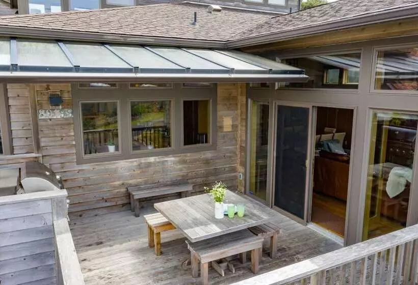 The Castle Rock Estate By Avantstay Steps From Arch Cape Beach W/ Hot Tub & Sauna