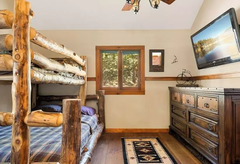 Whispering Pines Walk To Bear Mountain!