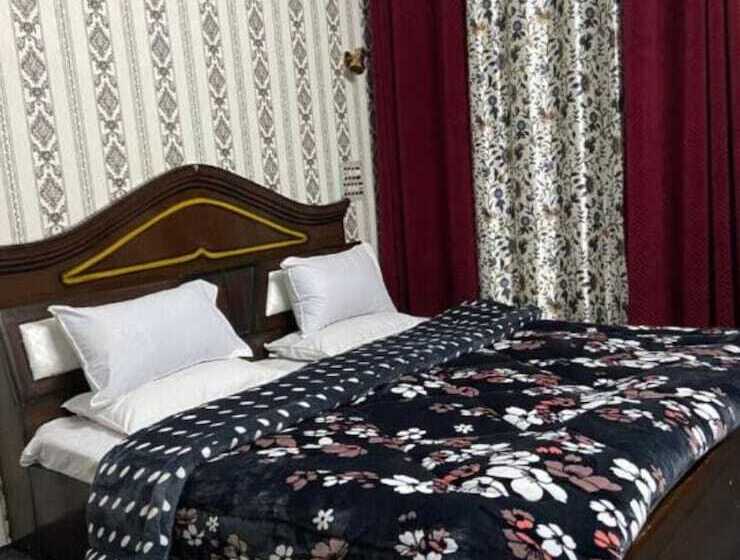 Hotel Goroomgo Ameera Srinagar