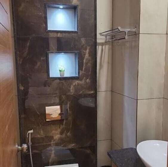 호텔 Midtown Aligarh