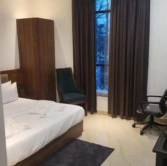 호텔 Midtown Aligarh