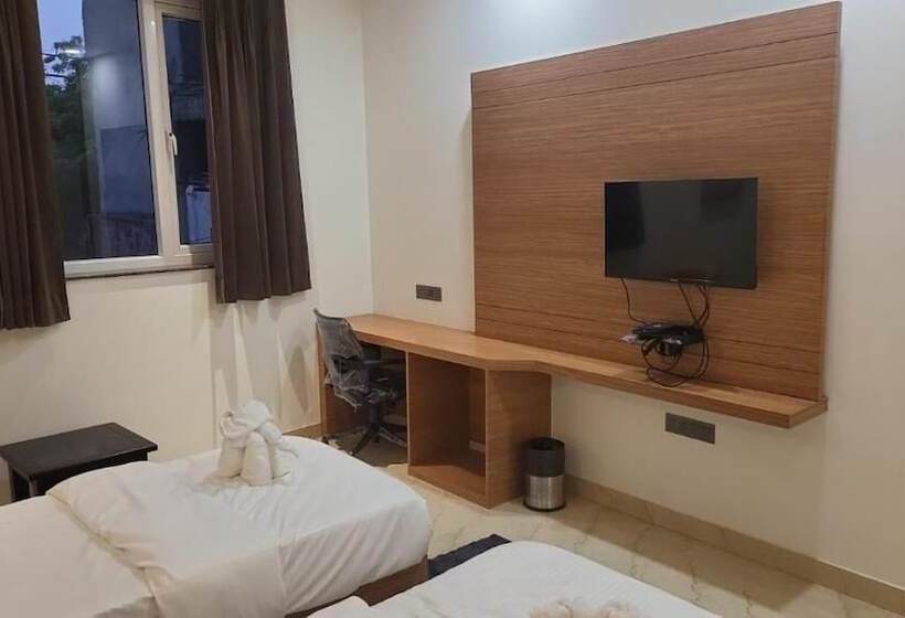 호텔 Midtown Aligarh