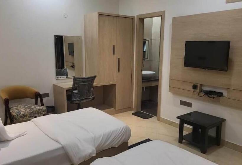 호텔 Midtown Aligarh