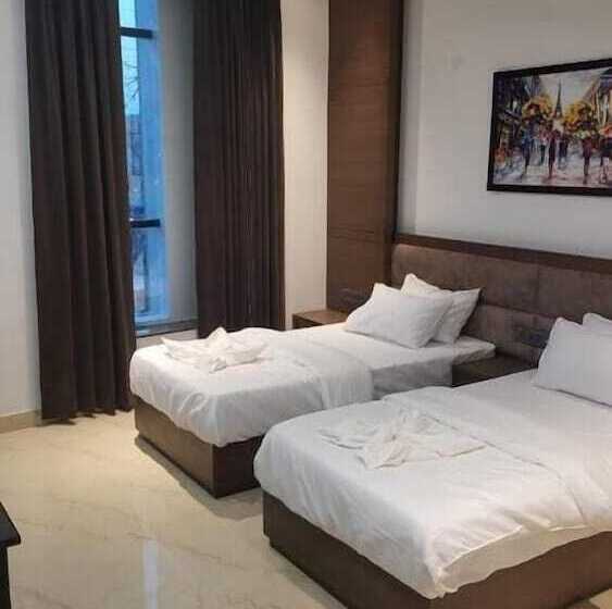 호텔 Midtown Aligarh