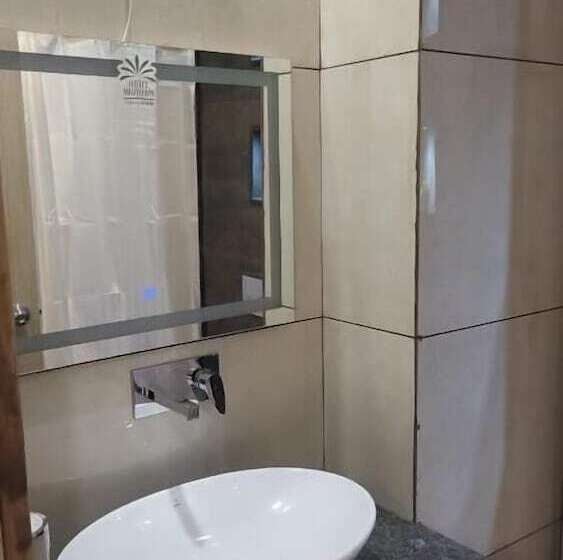 호텔 Midtown Aligarh