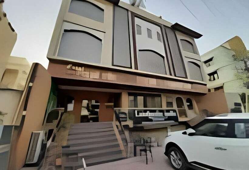 Отель Sahibs Royal Ville