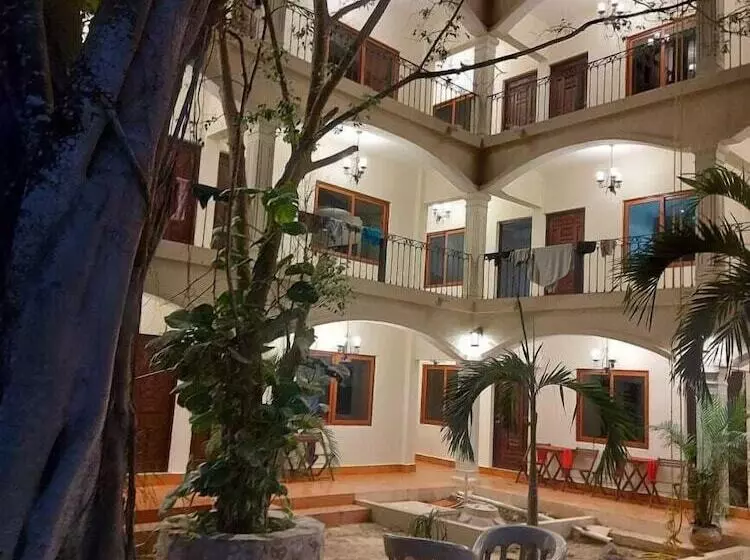 Hotelli Y Hostal Nojoch Che