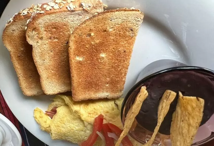 Hotelli Y Hostal Nojoch Che