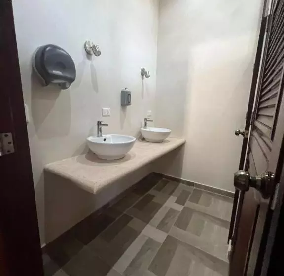 Hotelli Y Hostal Nojoch Che