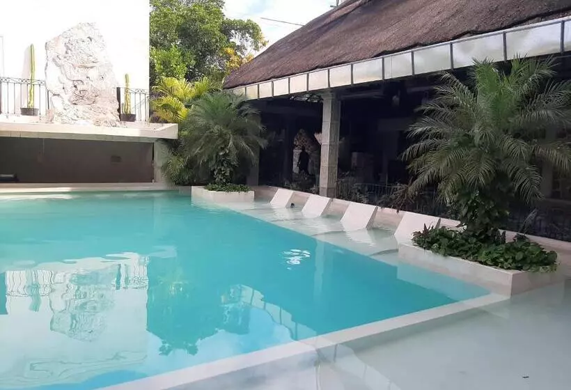 Hotelli Y Hostal Nojoch Che