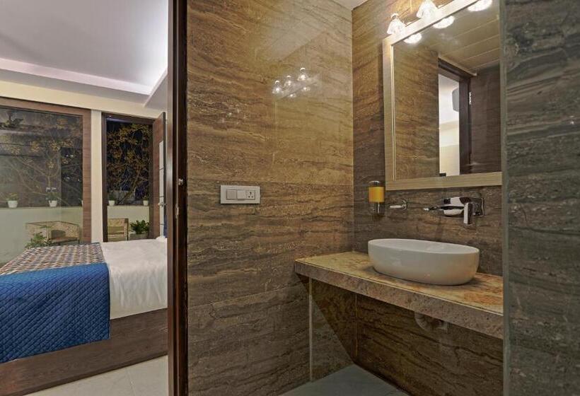 בית מלון כפרי Cardinal Express Oxmo Delhi Airport