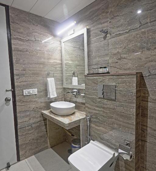 בית מלון כפרי Cardinal Express Oxmo Delhi Airport