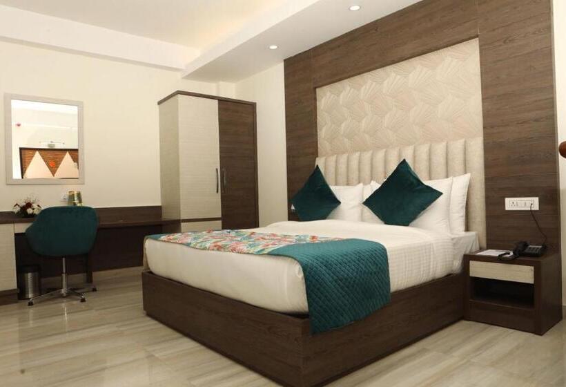 בית מלון כפרי Cardinal Express Oxmo Delhi Airport