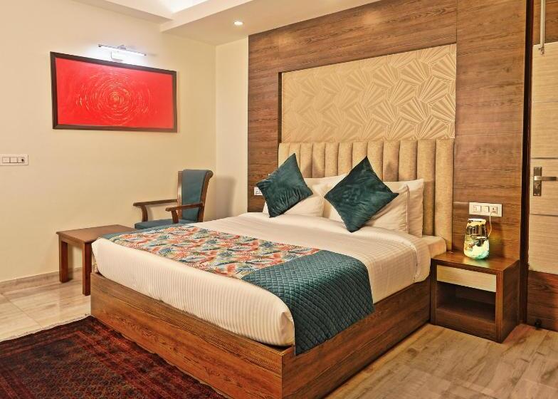 בית מלון כפרי Cardinal Express Oxmo Delhi Airport