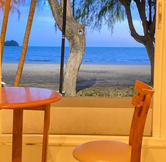 בית מלון כפרי Laemsing Natural Beach Resort