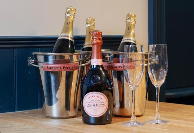 호텔 The Whittling House