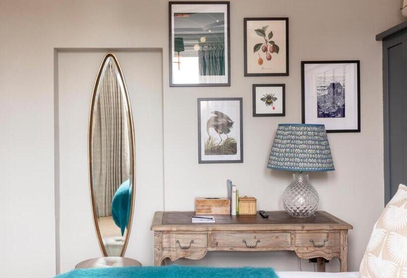 호텔 The Whittling House