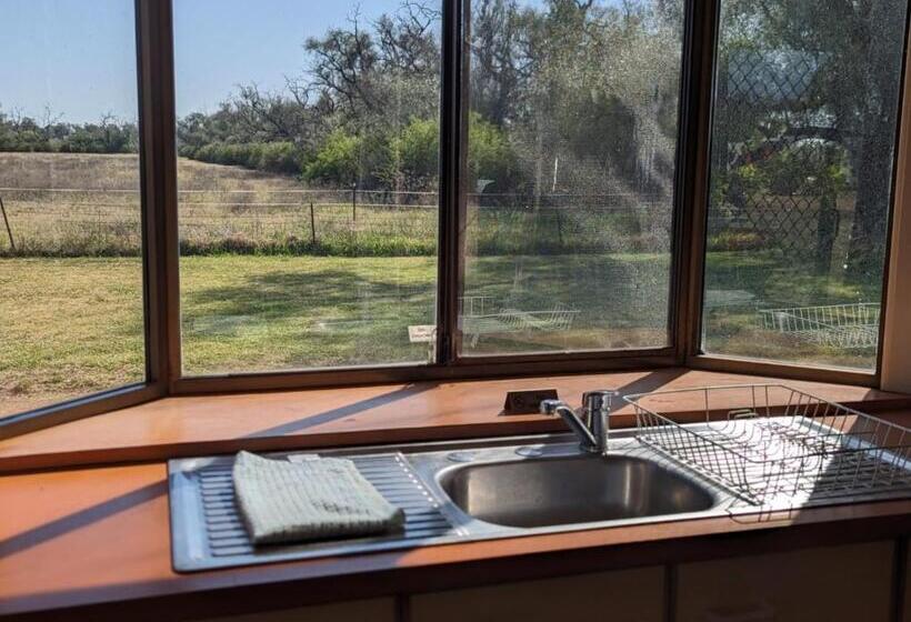 מוטל Narromine Rockwall Tourist Park