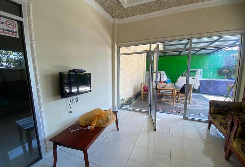 בית מלון כפרי Capital O 93124 Lombok Northis Homestay