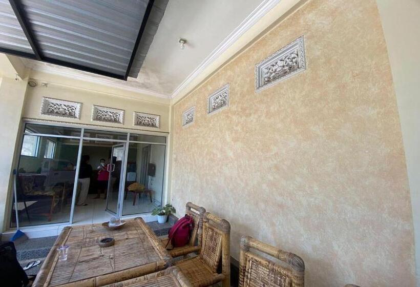 בית מלון כפרי Capital O 93124 Lombok Northis Homestay