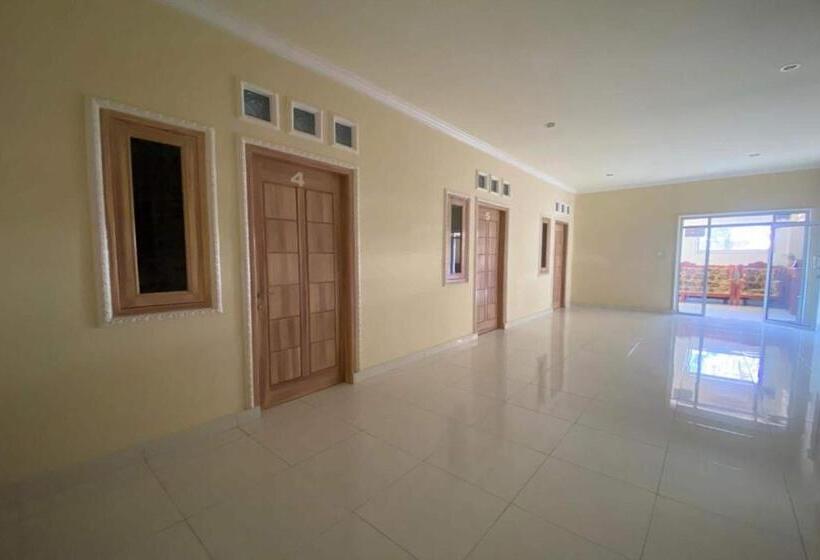 בית מלון כפרי Capital O 93124 Lombok Northis Homestay