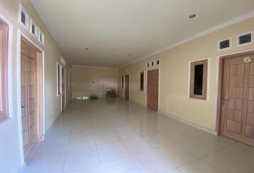 בית מלון כפרי Capital O 93124 Lombok Northis Homestay