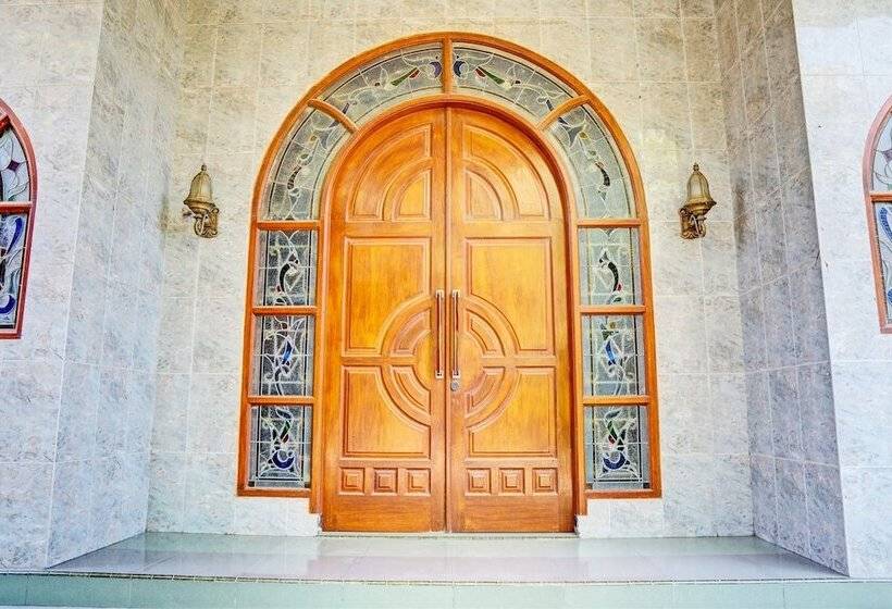 Отель Spot On 93144 Homestay H. Syarif Syariah Bandar Gresik 2