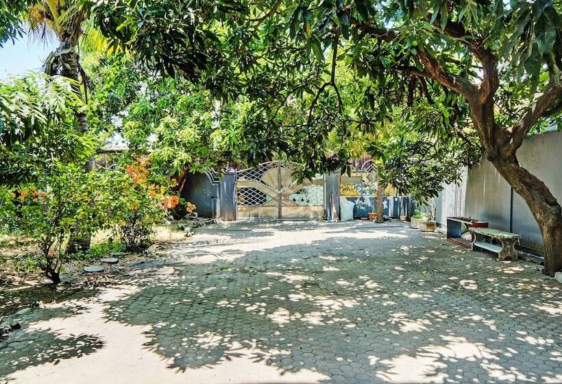 Отель Spot On 93144 Homestay H. Syarif Syariah Bandar Gresik 2