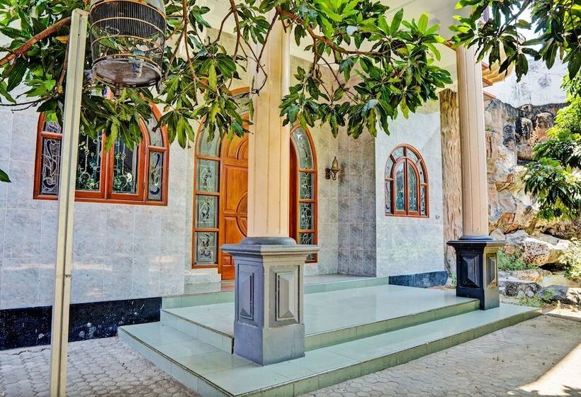 Отель Spot On 93144 Homestay H. Syarif Syariah Bandar Gresik 2