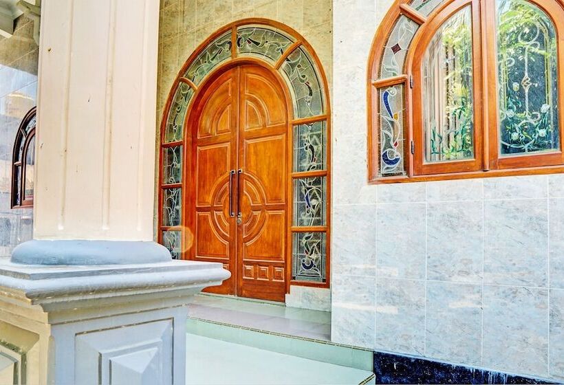 Отель Spot On 93144 Homestay H. Syarif Syariah Bandar Gresik 2