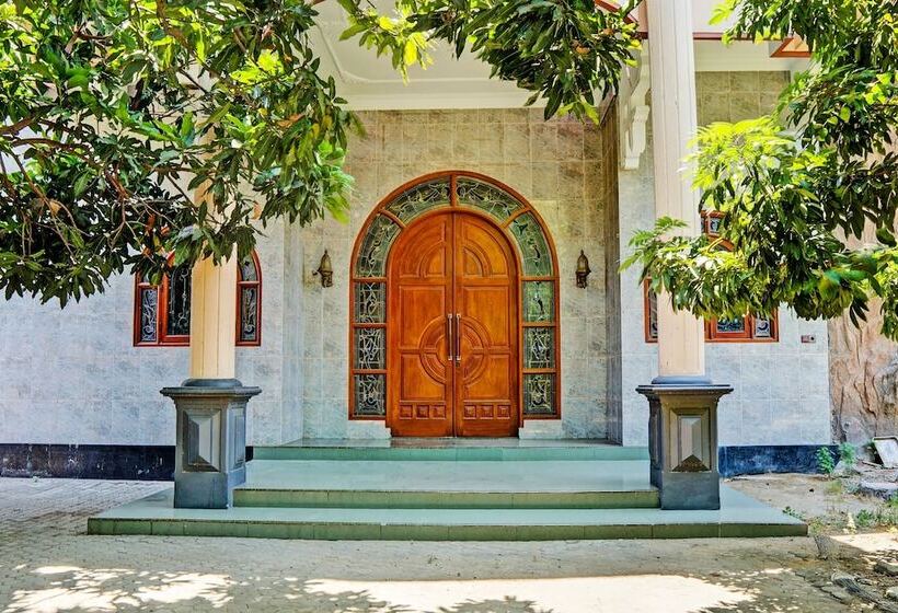 Отель Spot On 93144 Homestay H. Syarif Syariah Bandar Gresik 2