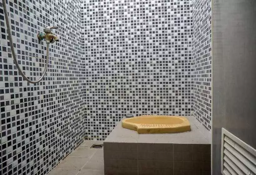 Hotelli Spot On 93144 Homestay H. Syarif Syariah   Bandar Gresik 2