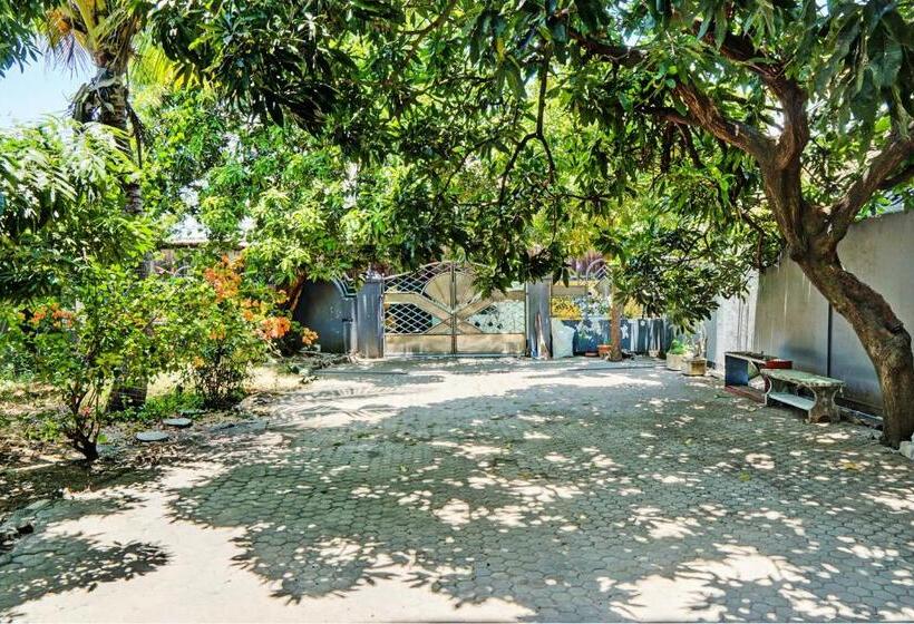 Отель Spot On 93144 Homestay H. Syarif Syariah Bandar Gresik 2