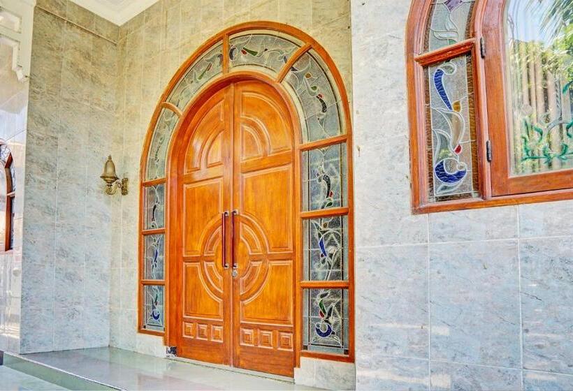 Отель Spot On 93144 Homestay H. Syarif Syariah Bandar Gresik 2