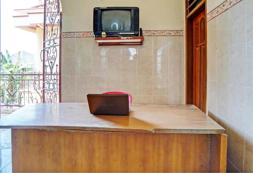 Отель Spot On 93144 Homestay H. Syarif Syariah Bandar Gresik 2