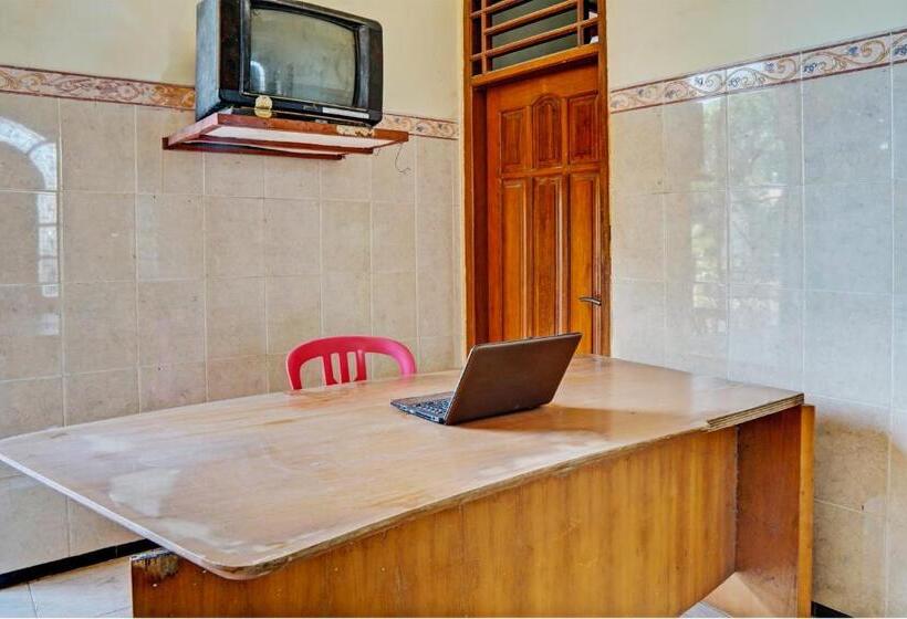 Отель Spot On 93144 Homestay H. Syarif Syariah Bandar Gresik 2