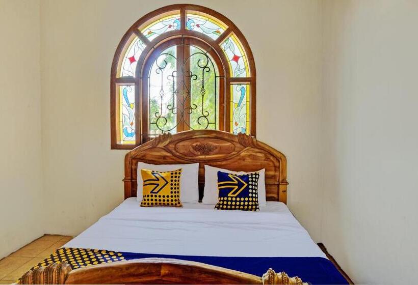 Отель Spot On 93144 Homestay H. Syarif Syariah Bandar Gresik 2