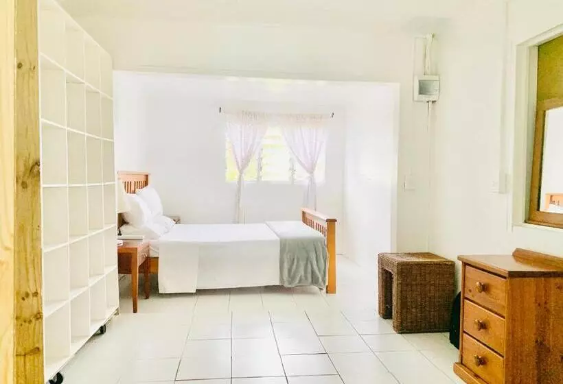 ペンション Tonga Cottage   Private Rooms With Shared Facilities
