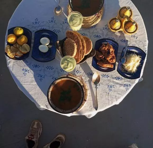 تختخواب و صبحانه Dar Sbaa
