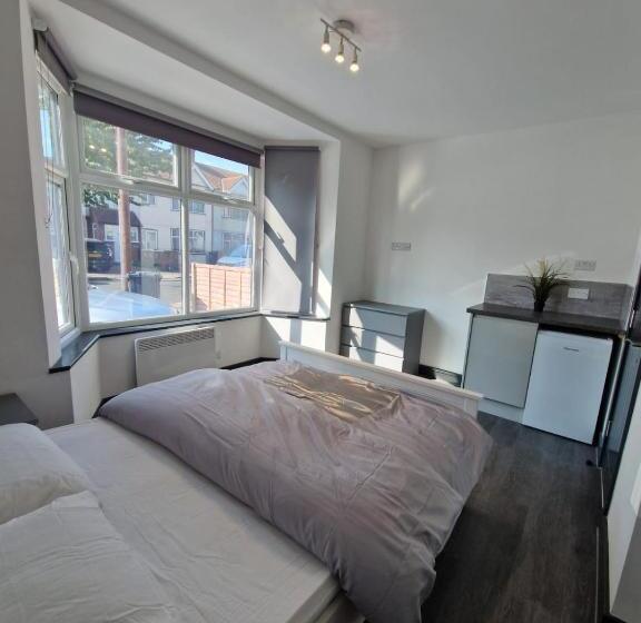 펜션 Room On Southall High Street