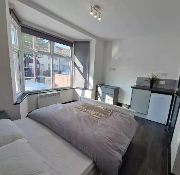 ペンション Room On Southall High Street