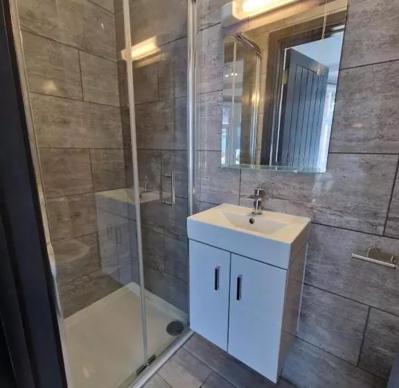 ペンション Room On Southall High Street