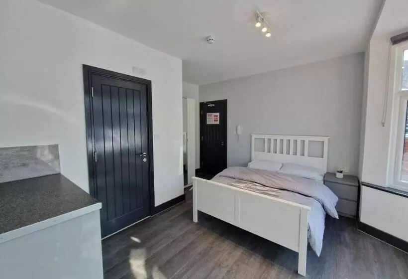 ペンション Room On Southall High Street